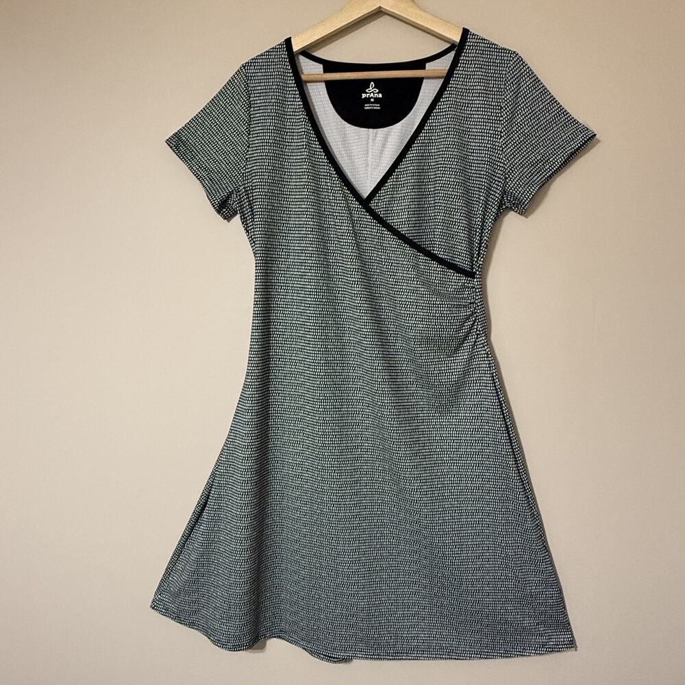 Prana Excellence SIZE MEDIUM Faux Wrap Active Dress Black White Print Athletic